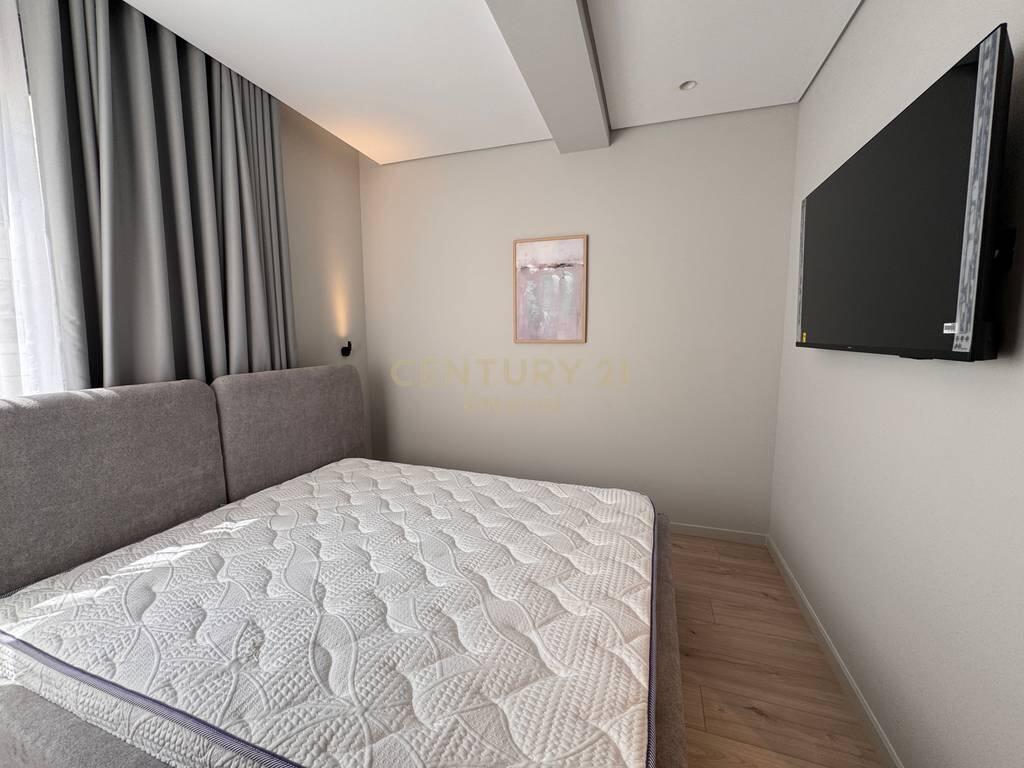 Shiten 3 Studio Totalisht të Mobiluara dhe të Rinovuara në Stil Modern – Zemra e Tiranës!