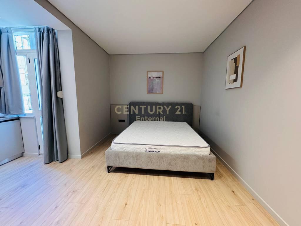 Shiten 3 Studio Totalisht të Mobiluara dhe të Rinovuara në Stil Modern – Zemra e Tiranës!