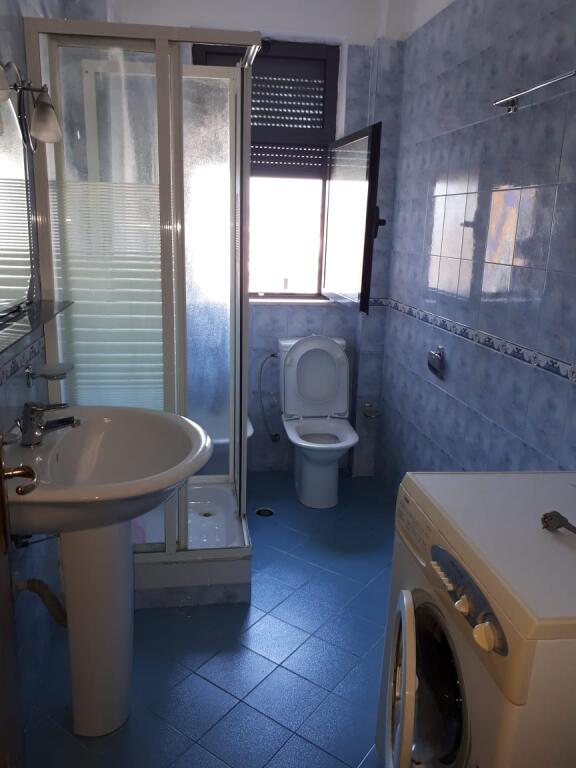 Jepet me qera Apartamenti 1+1, rruga Ndre Mjeda, Ish Parku