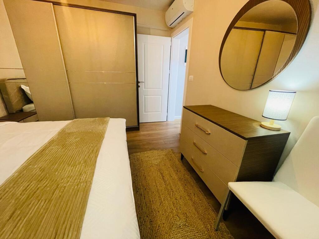 Pak minuta larg Shkollës së Baletit, jepet me qera apartament 1+1 i adaptuar në 2+1, i mobiluar. 700 Euro