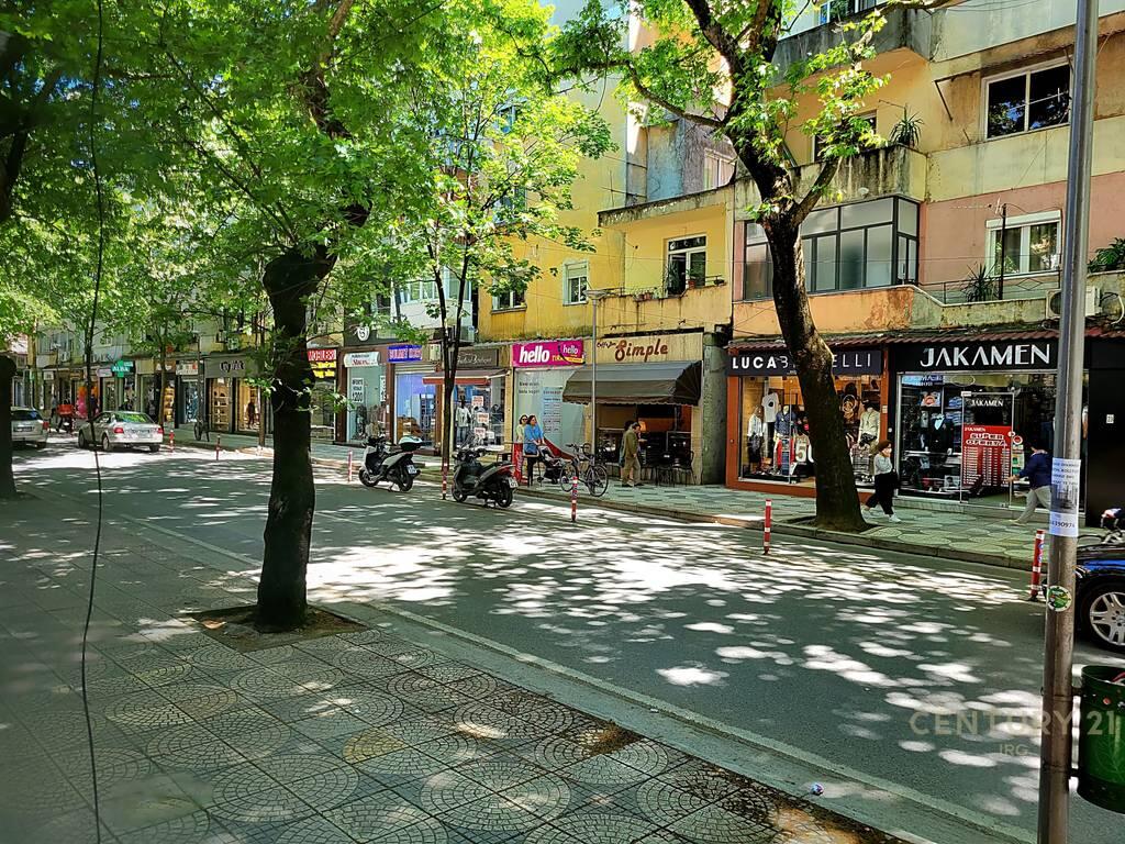 NEGOZIO IN VENDITA SUL LATO DI MYSLYM SHYRIT ROAD!