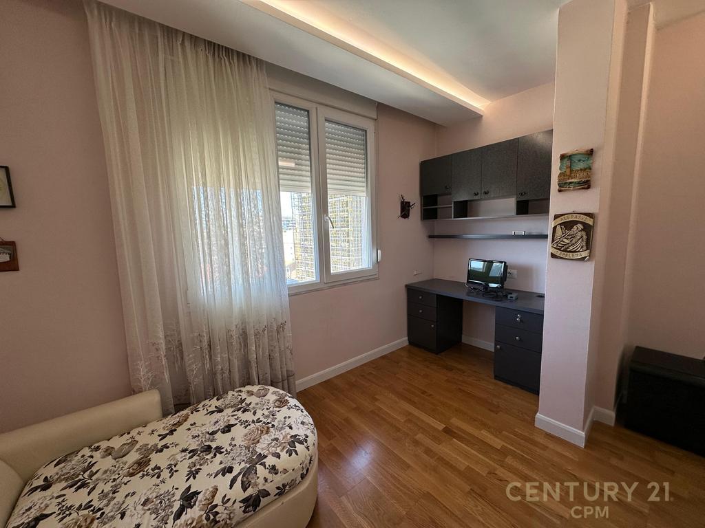 Tek Shallvaret Shesim Apartament 3+1+2!