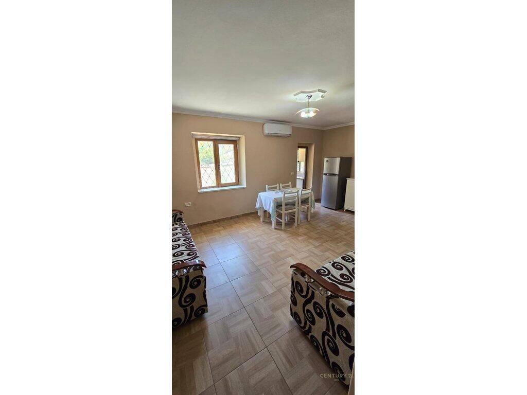 SHITET APARTAMENT 2+1+2 PRANË RRUGËS FORTUZI – LOKACION STRATEGJIK!