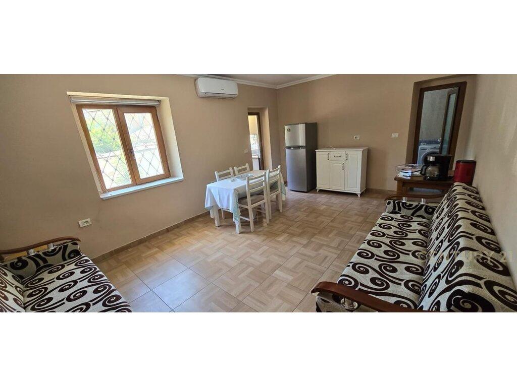SHITET APARTAMENT 2+1+2 PRANË RRUGËS FORTUZI – LOKACION STRATEGJIK!