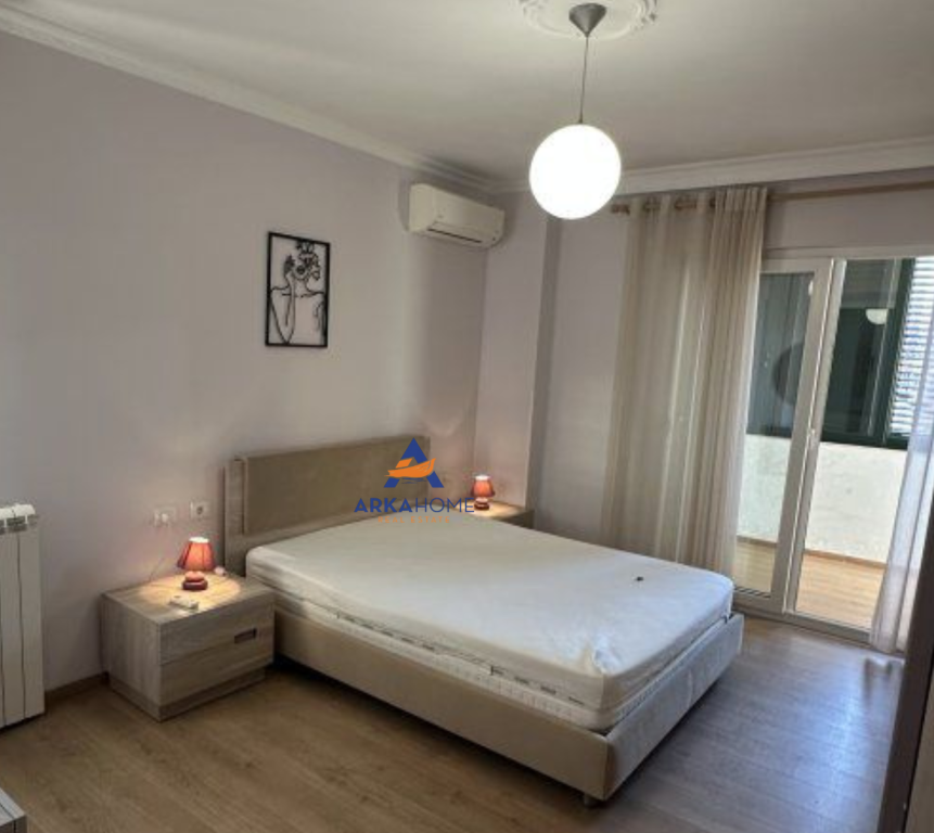 JEPET APARTAMENT ME QERA 2+1+BALLKON "PRANE XHAMISE SË TABAKAVE" 650 EURO.