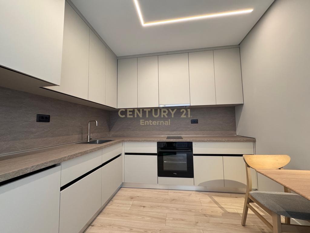Shiten 3 Studio Totalisht të Mobiluara dhe të Rinovuara në Stil Modern – Zemra e Tiranës!