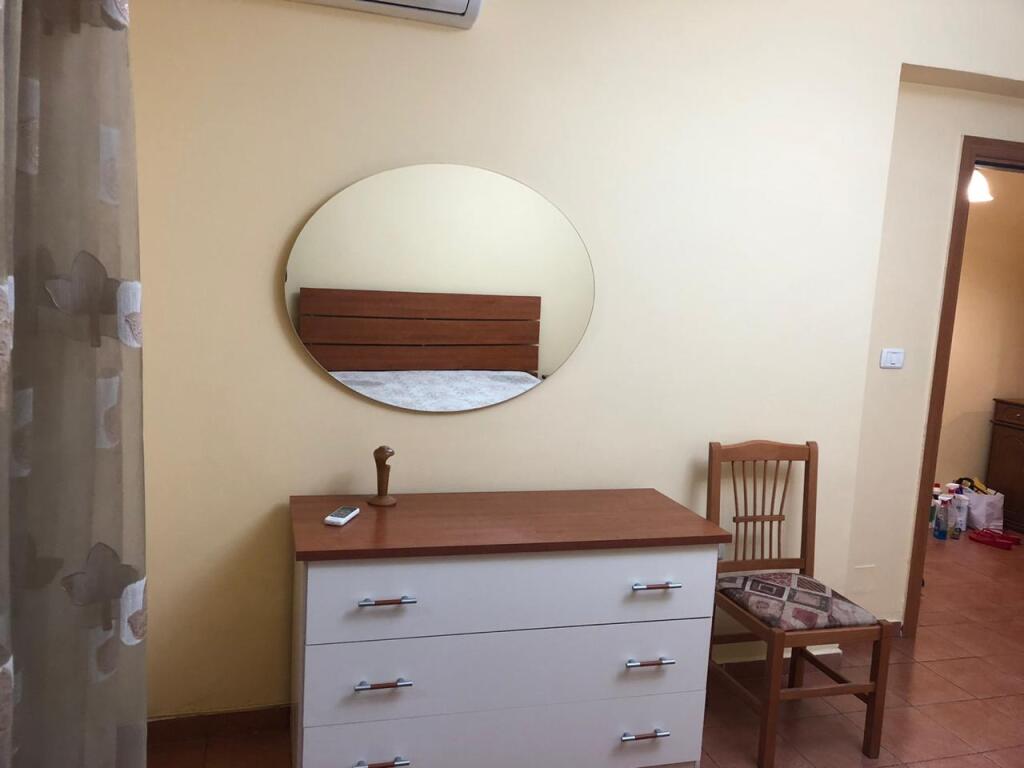 Një apartament 1+1 jepet me qira tek Ish Parku.