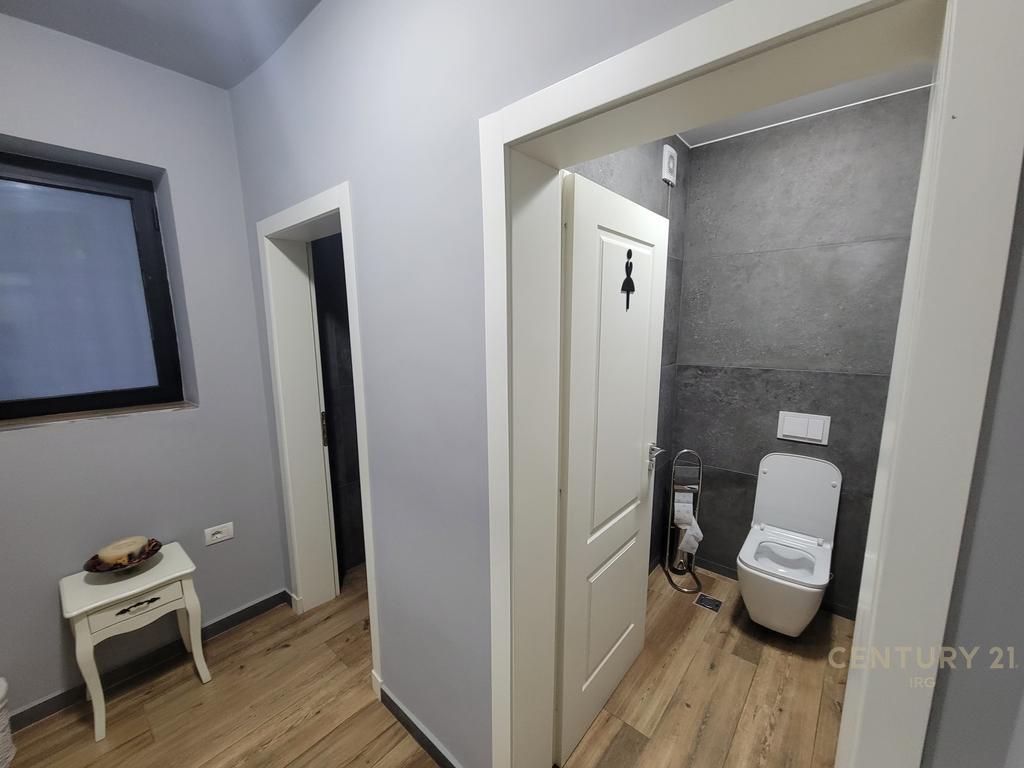NEGOZIO IN VENDITA SUL LATO DI MYSLYM SHYRIT ROAD!