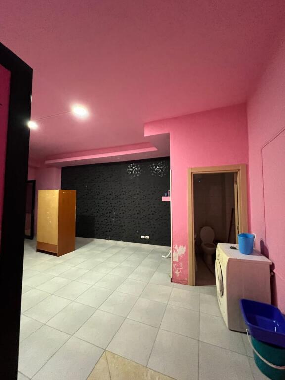 SHOP FOR RENT 40 M2 BRRYL 400 EURO