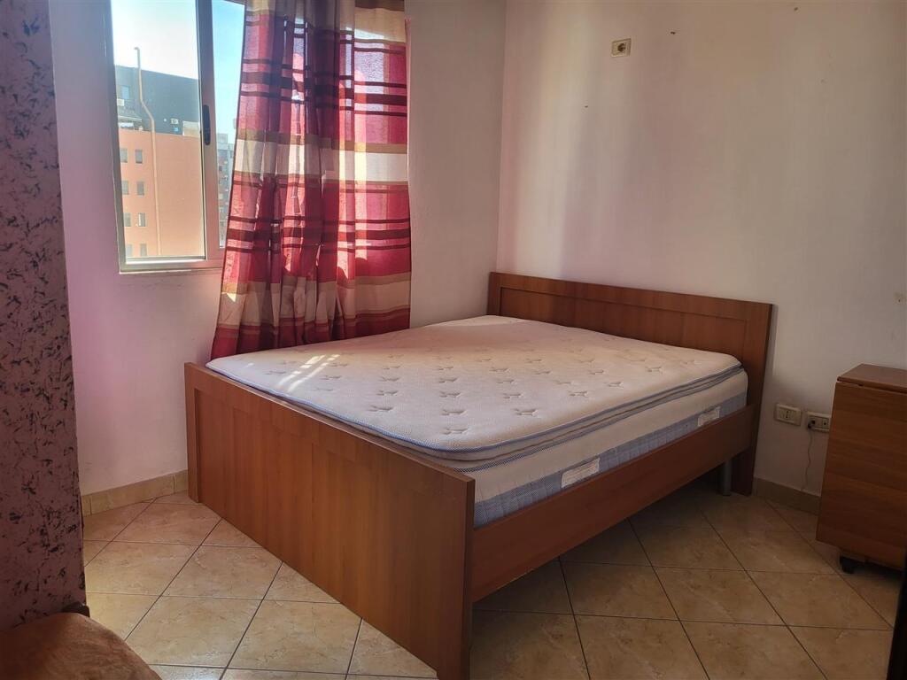 Astir, pranë Postës Shqiptare, jepet me qera apartament 2+1, i mobiluar 45,000 Leke