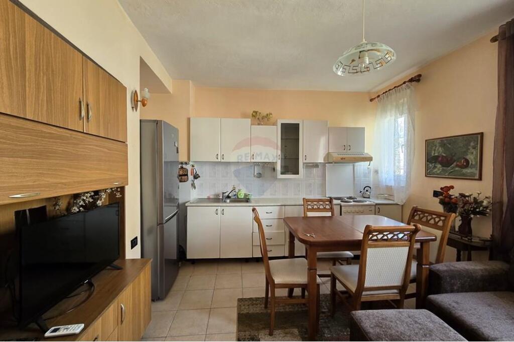 Apartament 1+1 për qira pranë Kafe Flores, Qendër