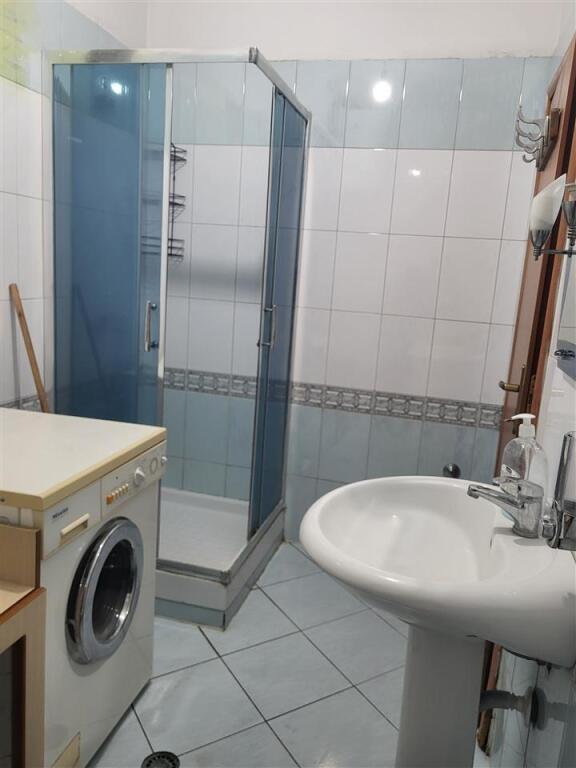 Astir, pranë Postës Shqiptare, jepet me qera apartament 2+1, i mobiluar 45,000 Leke