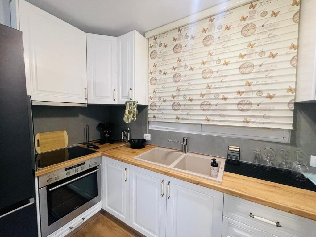 Pak minuta larg Shkollës së Baletit, jepet me qera apartament 1+1 i adaptuar në 2+1, i mobiluar. 700 Euro