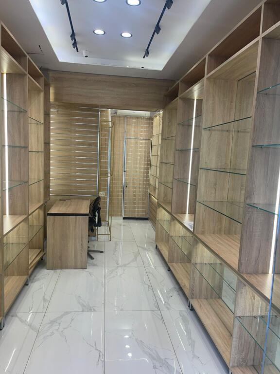 LOCALE COMMERCIALE IN AFFITTO 30M2 900 EURO VIA DIBRA