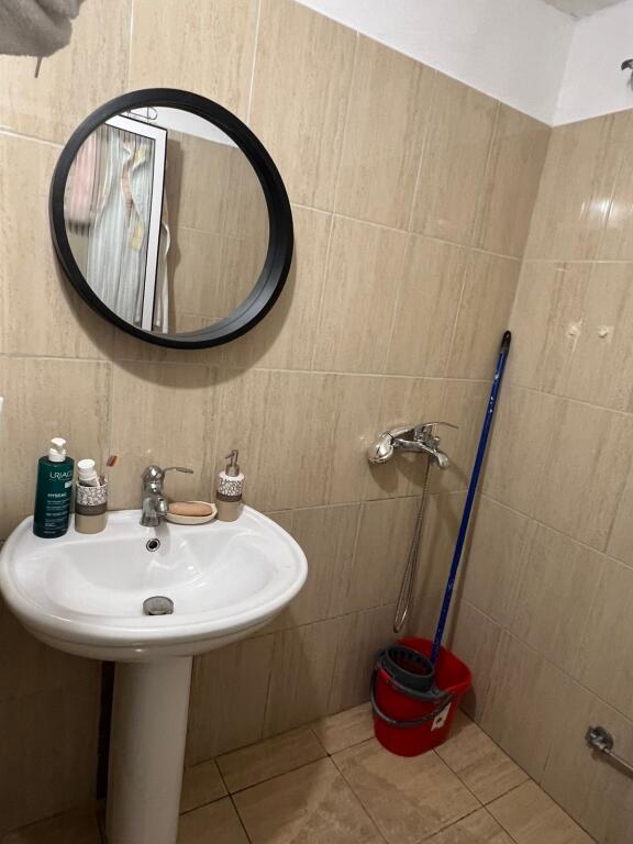 Jepet me qera Apartamenti 1+1 ,prane fondacionit Eleonore, Kodra Diellit