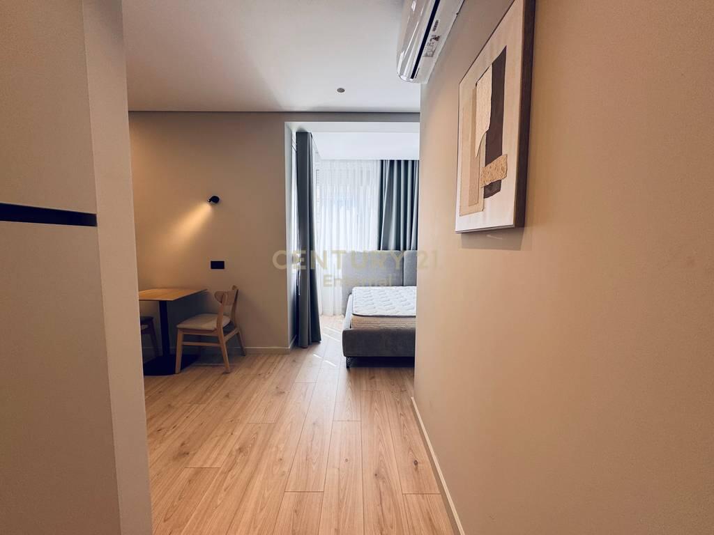 Shiten 3 Studio Totalisht të Mobiluara dhe të Rinovuara në Stil Modern – Zemra e Tiranës!