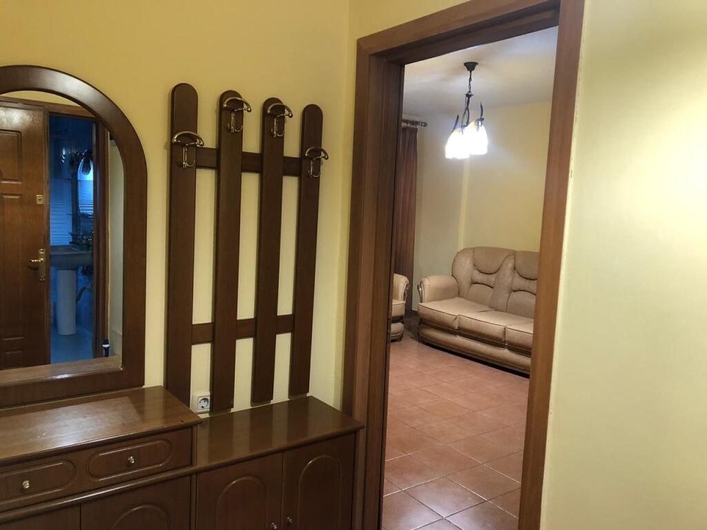 Një apartament 1+1 jepet me qira tek Ish Parku.