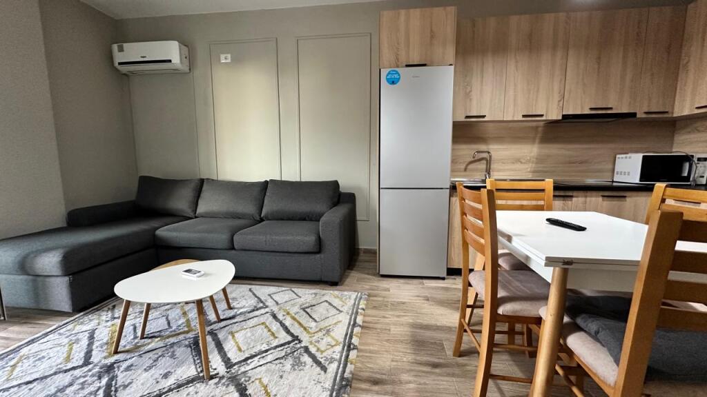 Appartamento 1+1 con posto auto in affitto presso Fusha e Aviacionit
