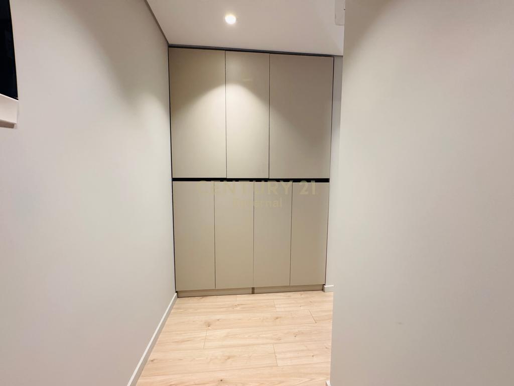 Shiten 3 Studio Totalisht të Mobiluara dhe të Rinovuara në Stil Modern – Zemra e Tiranës!