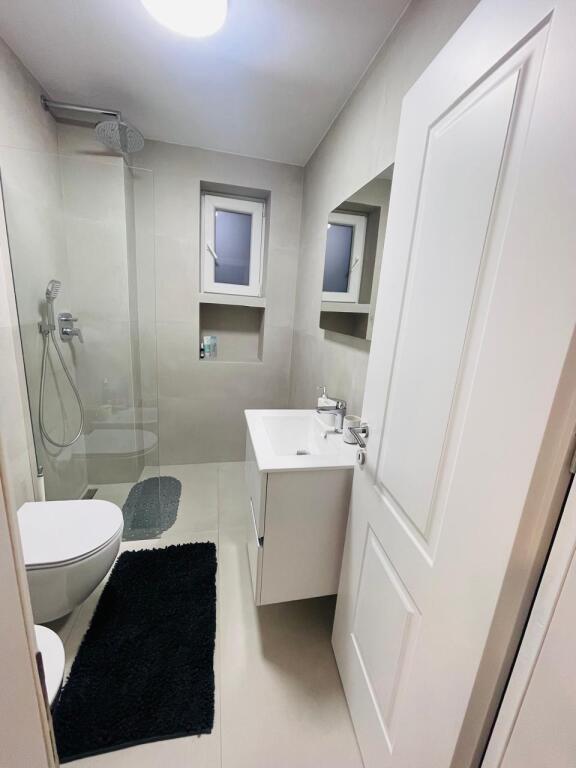 Pak minuta larg Shkollës së Baletit, jepet me qera apartament 1+1 i adaptuar në 2+1, i mobiluar. 700 Euro