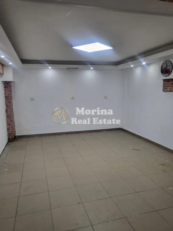 Spazio Commerciale in Affitto nella Comune di Parigi 450 Euro Mese
