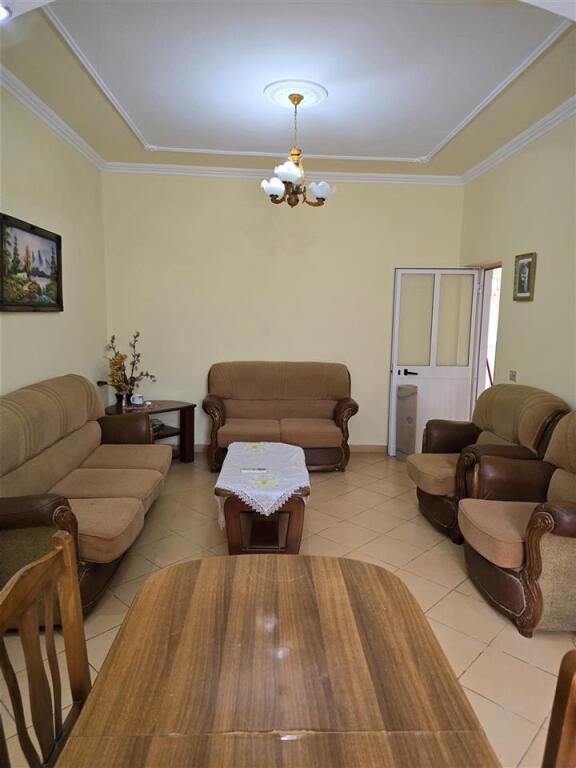 🏢Ne zonen e  Alliasit,prane Shkolles 9-vjecare “Bajram Curri” jepet me qera kati i I-re i nje vile1+1 e mobiluar.