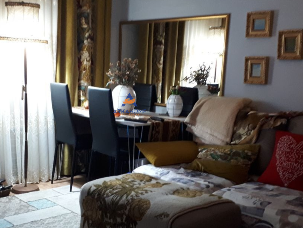 JEPET APARTAMENT ME QERA 2+1 "RRUGA KOSOVARVE" 600 EURO I DISKUTUESHEM