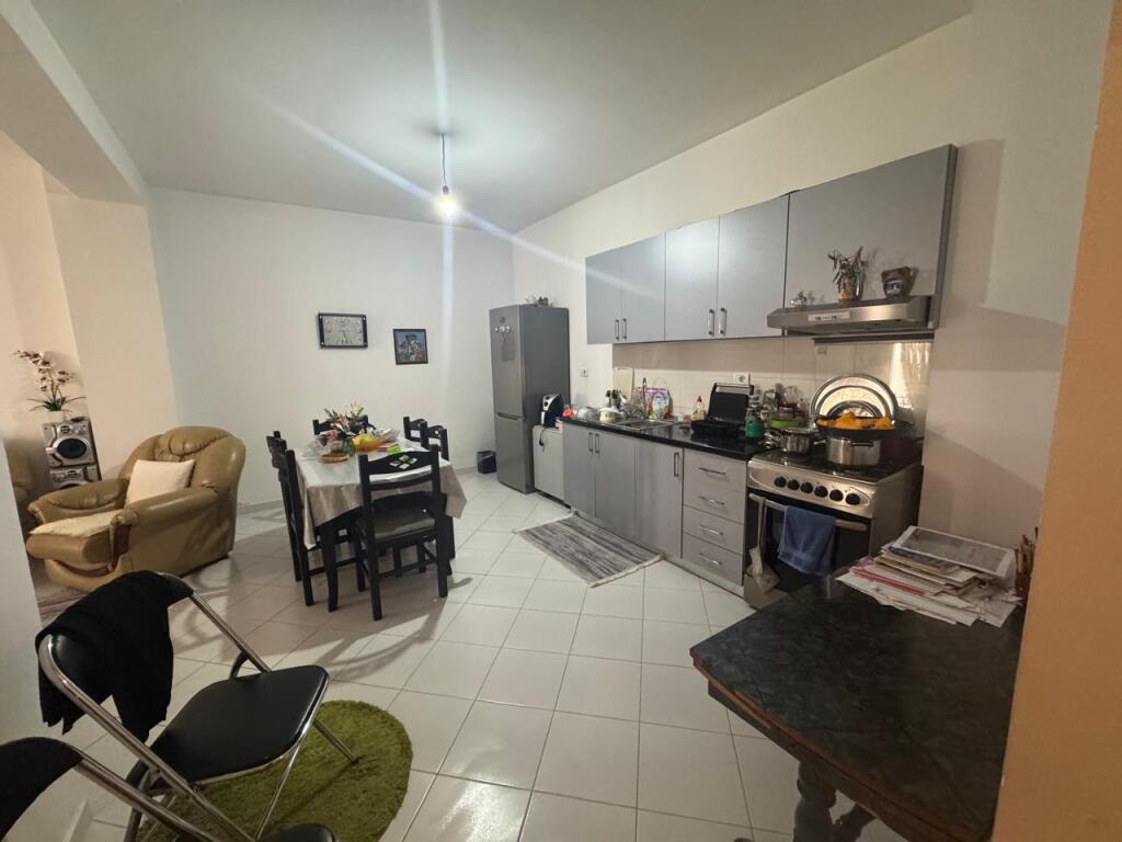 Shitet 2+1 Apartamenti ndodhet tek KMY, Yzberisht.