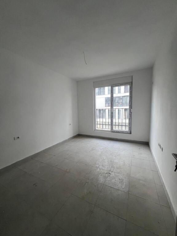 Shitet apartament 2+1+2 tualete ne fund te rruges "5 Maji".