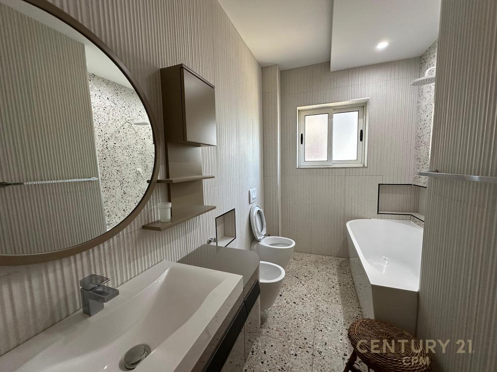 Tek Shallvaret Shesim Apartament 3+1+2!