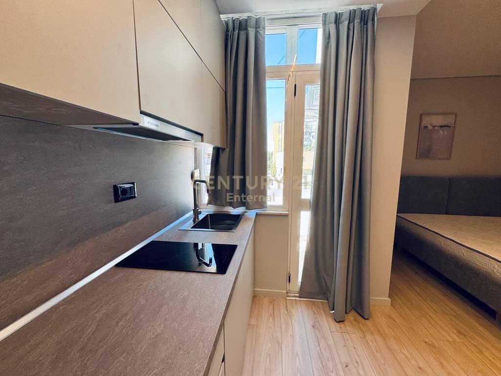 Shiten 3 Studio Totalisht të Mobiluara dhe të Rinovuara në Stil Modern – Zemra e Tiranës!
