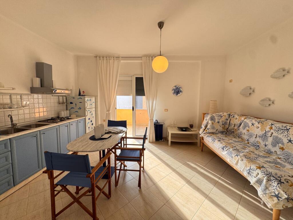 Shitet apartament 1+1 me ballkon, Durrës – përballë Hotel Pelikani