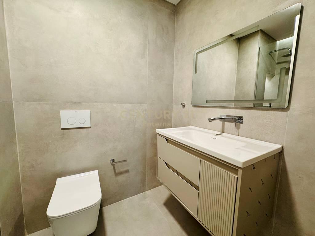 Shiten 3 Studio Totalisht të Mobiluara dhe të Rinovuara në Stil Modern – Zemra e Tiranës!