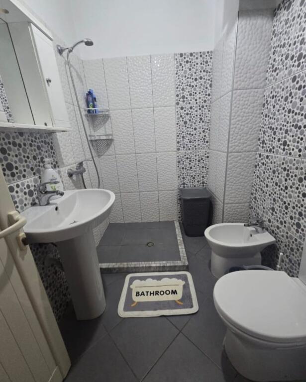 Rreth-rrotullimi i Selites, Rr Zallit jepet me qera: Apartment 1+1
