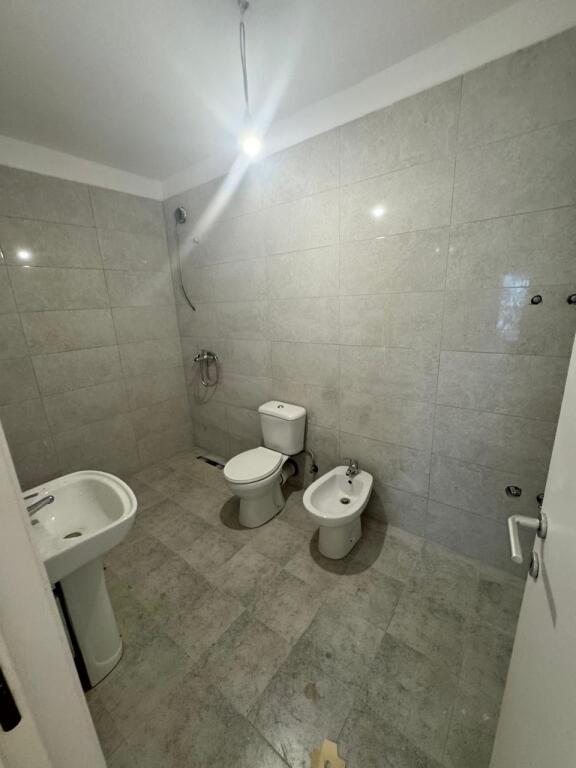 Appartamento 1+1 in vendita a Komuna e Parisit, complesso Kika 1