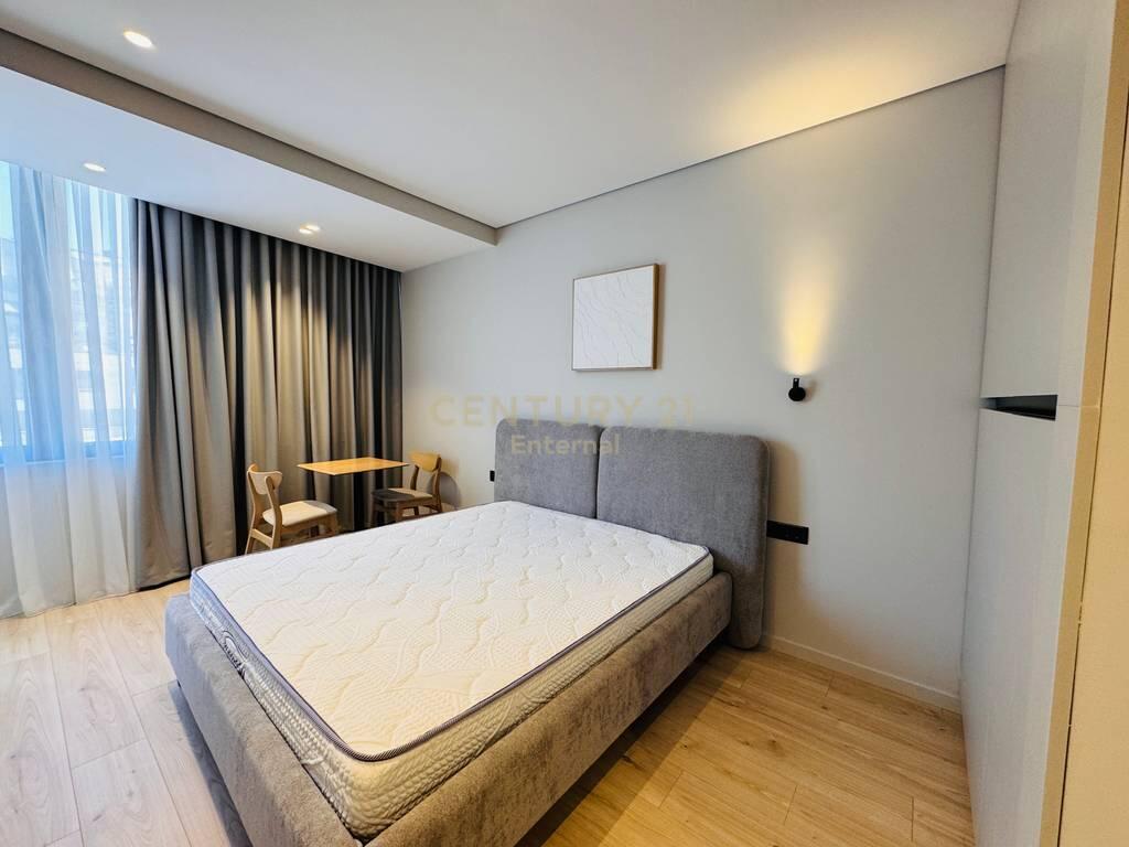Shiten 3 Studio Totalisht të Mobiluara dhe të Rinovuara në Stil Modern – Zemra e Tiranës!