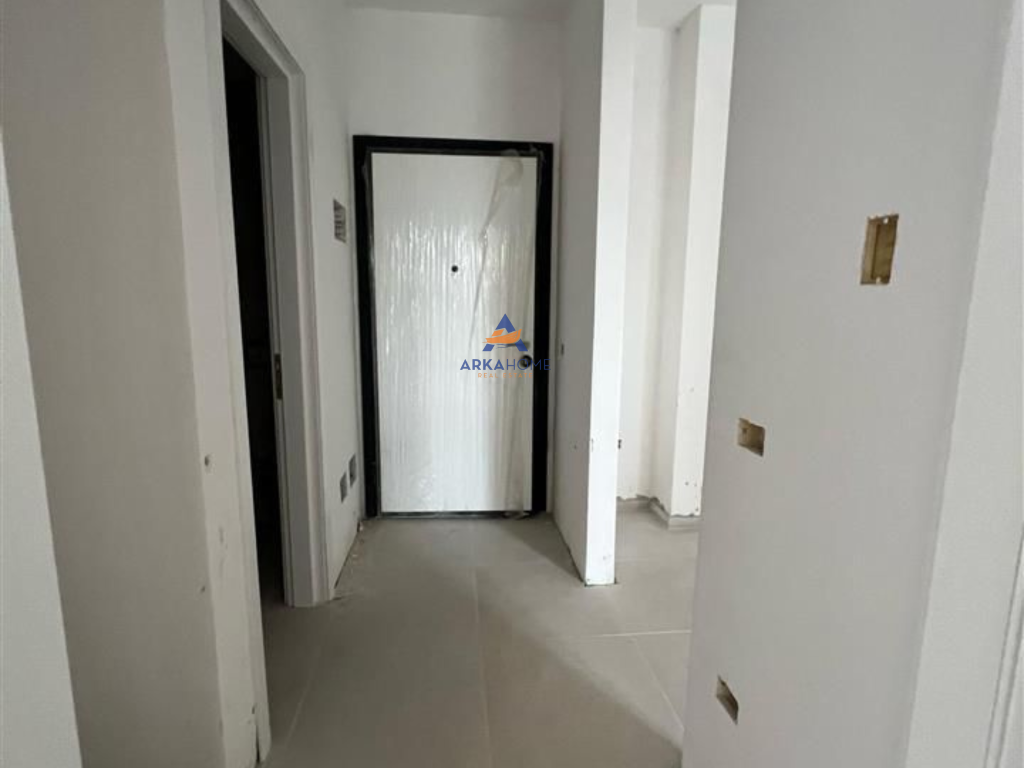 VENDESI APPARTAMENTO 1+1+BALCONE "COMPLESSO UNIVERS CITY TIRANA" 68.000 EURO.