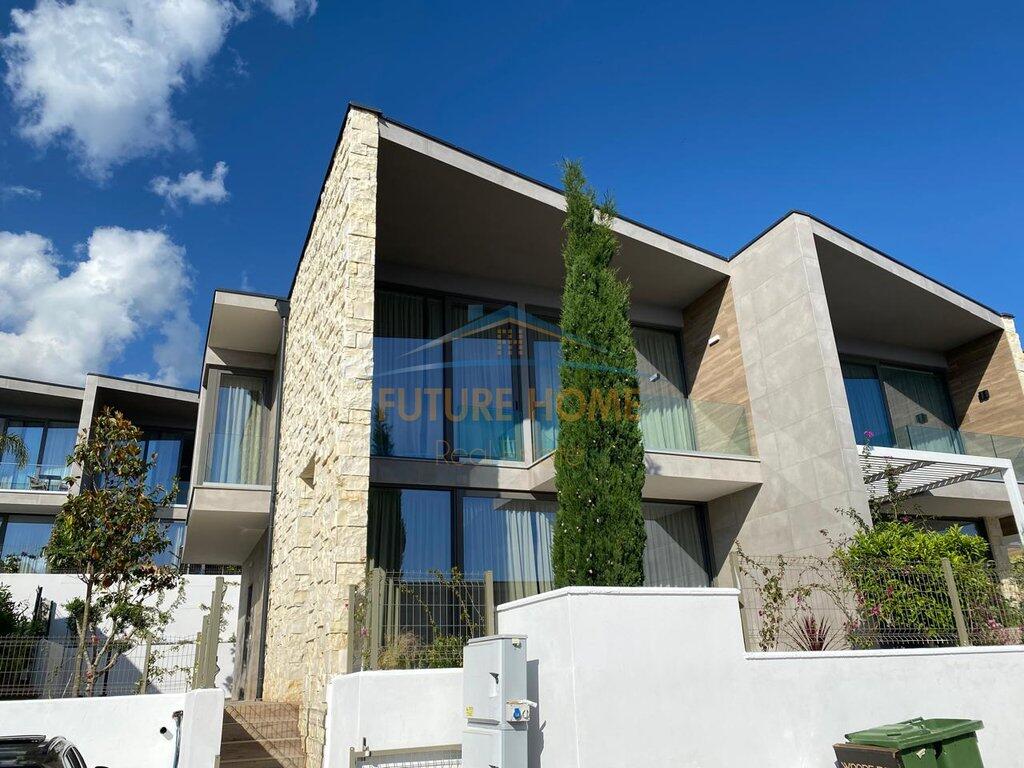Villa su due piani in vendita, Dhermi.