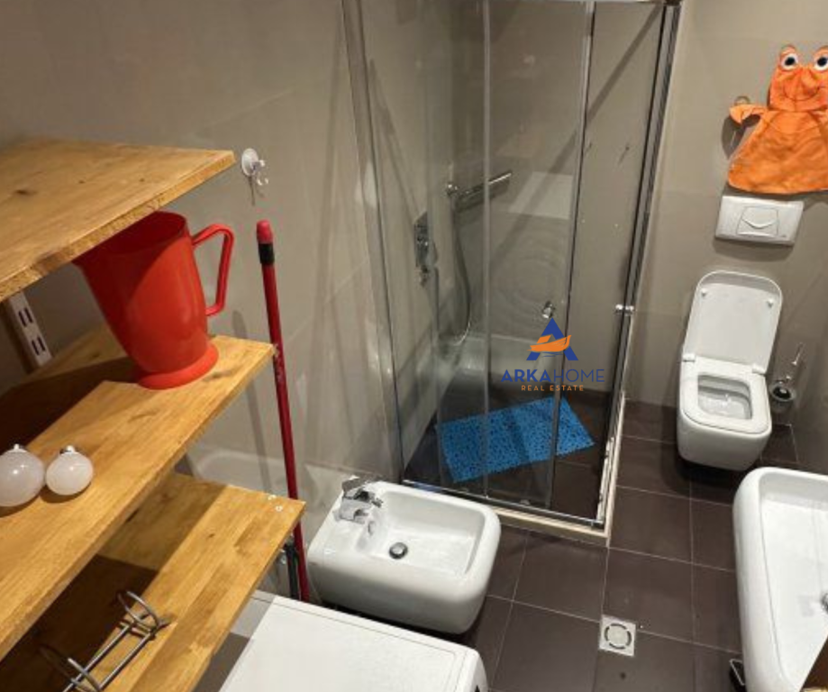 JEPET APARTAMENT ME QERA 2+1+BALLKON "PRANE XHAMISE SË TABAKAVE" 650 EURO.