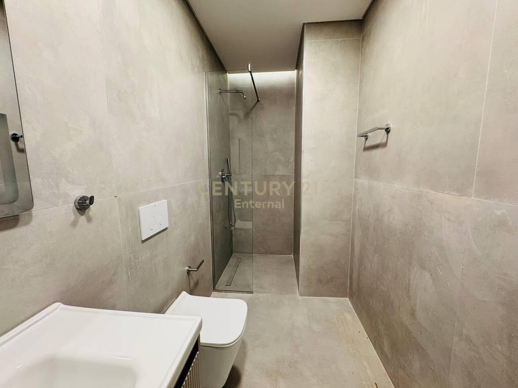 Shiten 3 Studio Totalisht të Mobiluara dhe të Rinovuara në Stil Modern – Zemra e Tiranës!