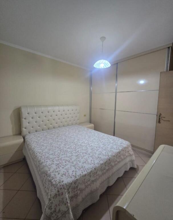 Rreth-rrotullimi i Selites, Rr Zallit jepet me qera: Apartment 1+1