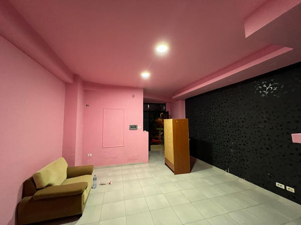 SHOP FOR RENT 40 M2 BRRYL 400 EURO