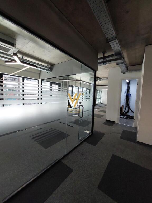 JEPET ZYRE 370M2 ME QERA TE RRUGA E KOSOVARVE 6.600 EURO