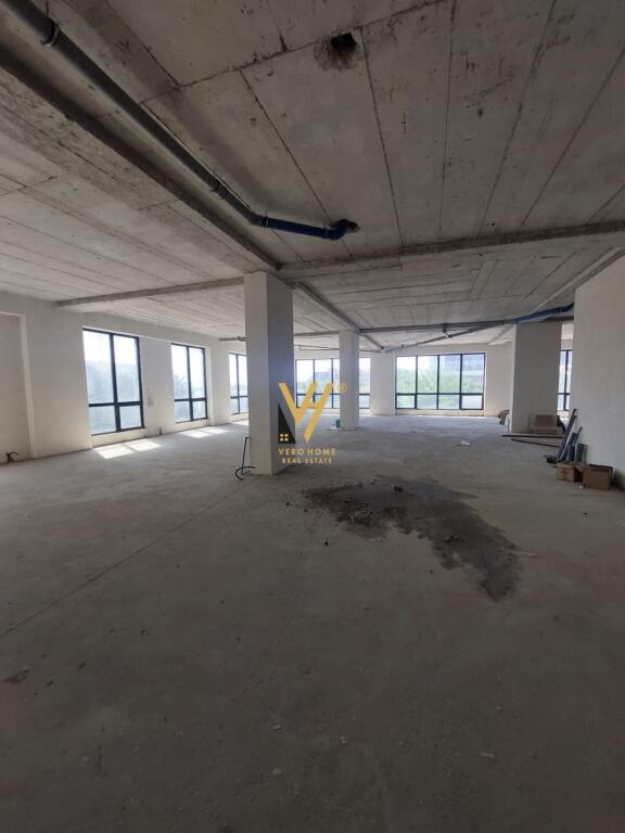 JEPET AMBJENT BIZNESI 300 M2 ME QERA NE PORCELAN 3.600 EURO