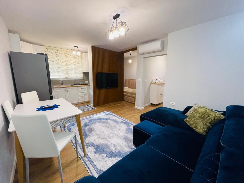 Pak minuta larg Shkollës së Baletit, jepet me qera apartament 1+1 i adaptuar në 2+1, i mobiluar. 700 Euro