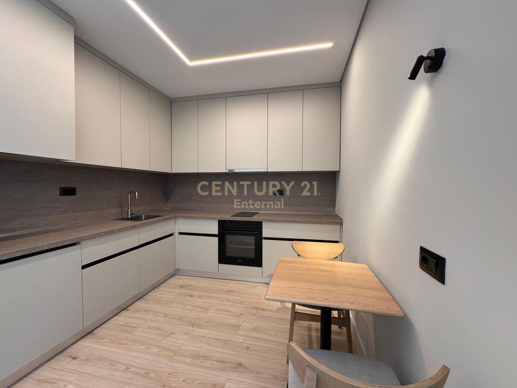Shiten 3 Studio Totalisht të Mobiluara dhe të Rinovuara në Stil Modern – Zemra e Tiranës!