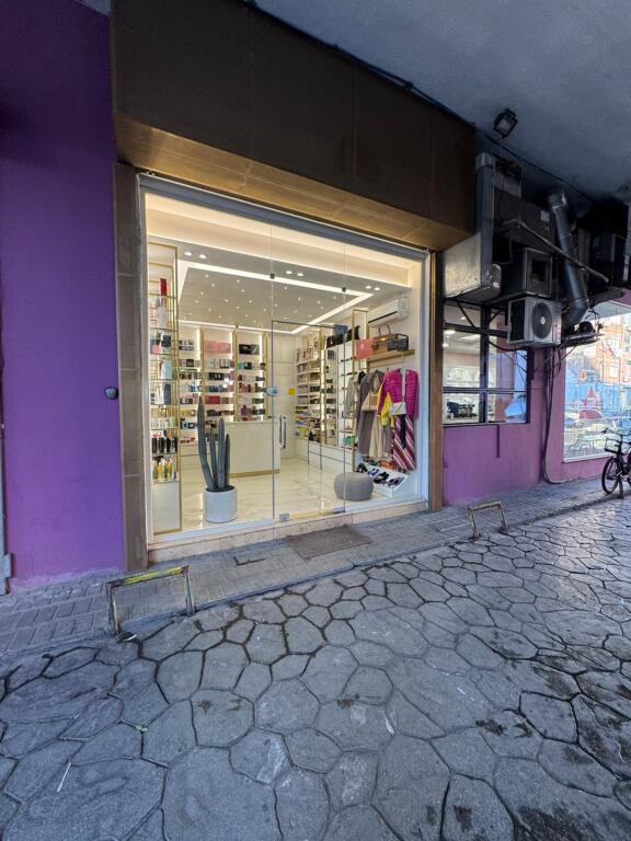Dyqan per qera,me siperfaqe 45 m2,te ish ekspozita,600 euro