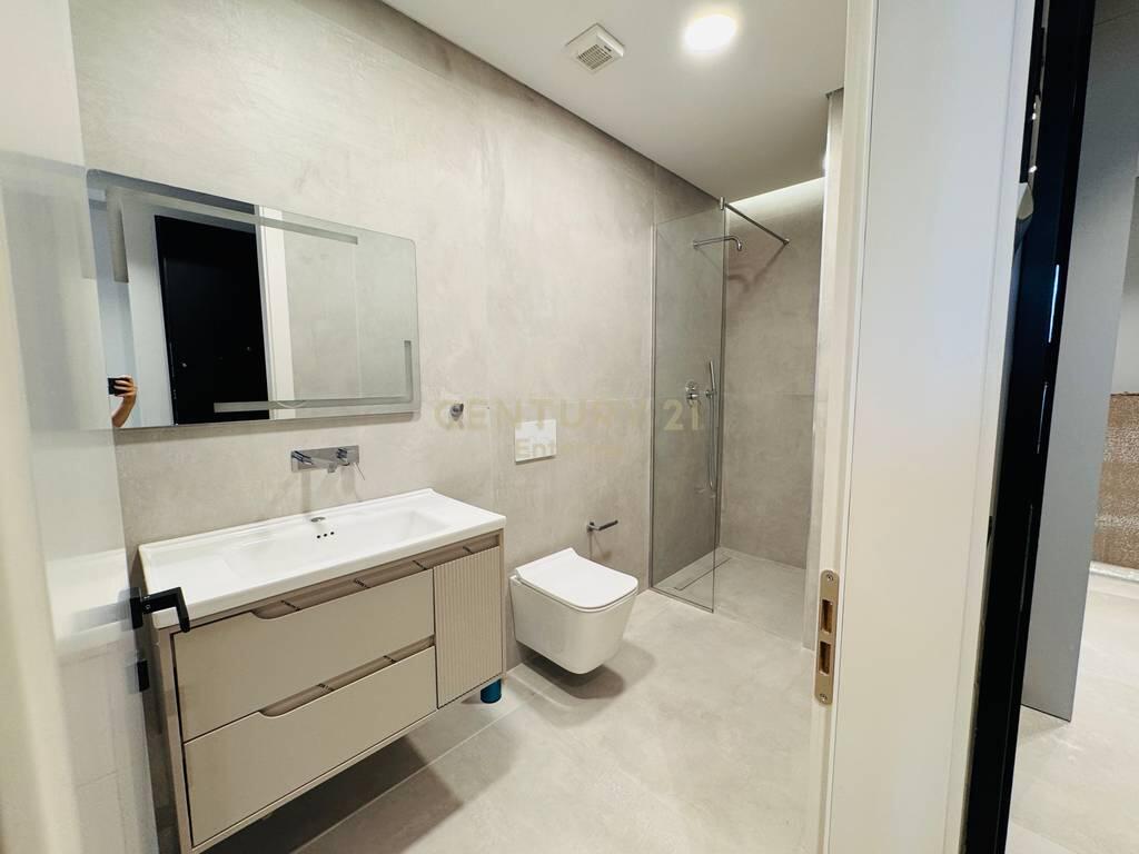 Shiten 3 Studio Totalisht të Mobiluara dhe të Rinovuara në Stil Modern – Zemra e Tiranës!