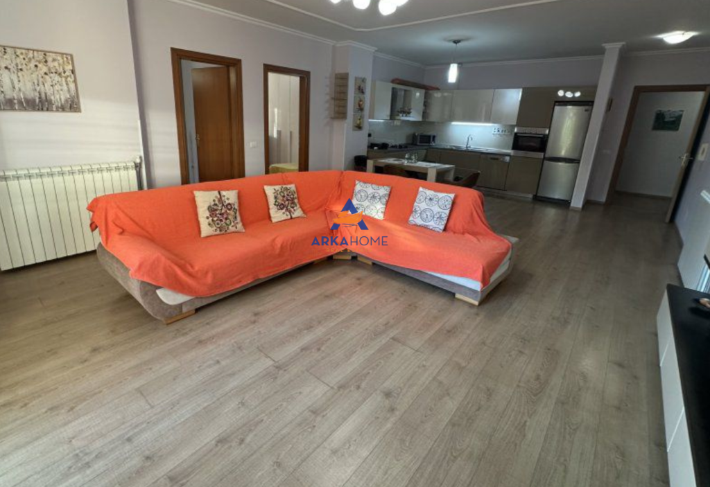 JEPET APARTAMENT ME QERA 2+1+BALLKON "PRANE XHAMISE SË TABAKAVE" 650 EURO.