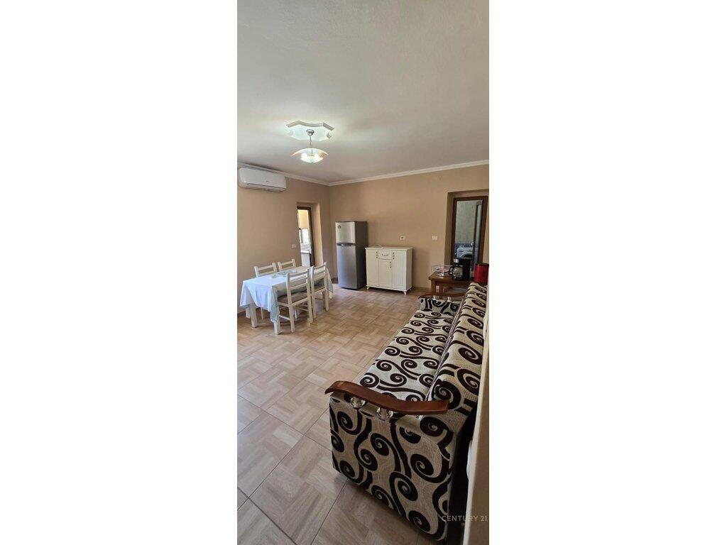 SHITET APARTAMENT 2+1+2 PRANË RRUGËS FORTUZI – LOKACION STRATEGJIK!